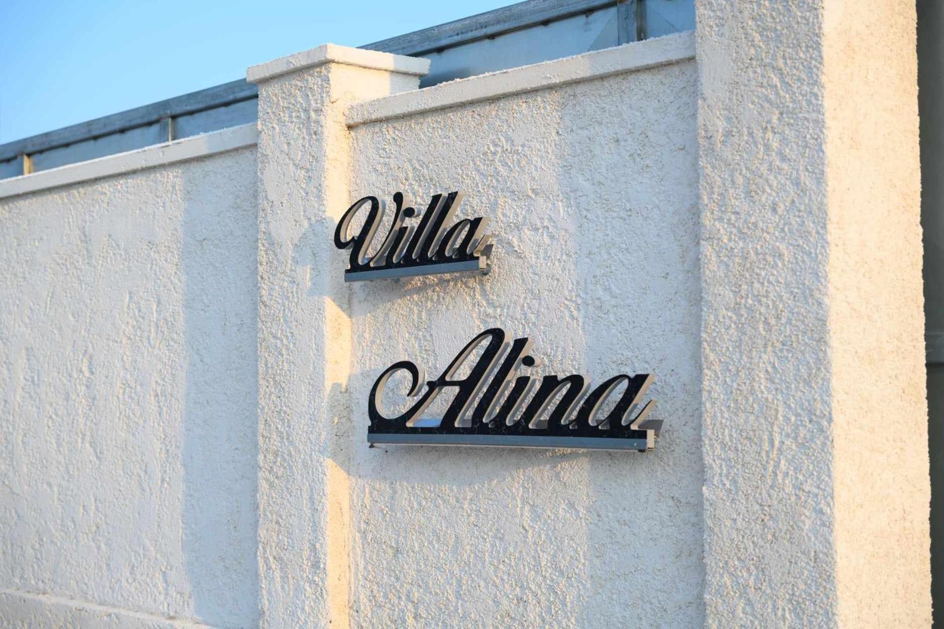 Alina *